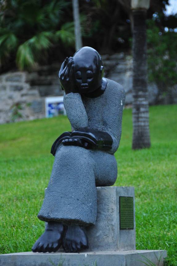 Estátua pensativa, em parque de Hamilton, capital de Bermuda